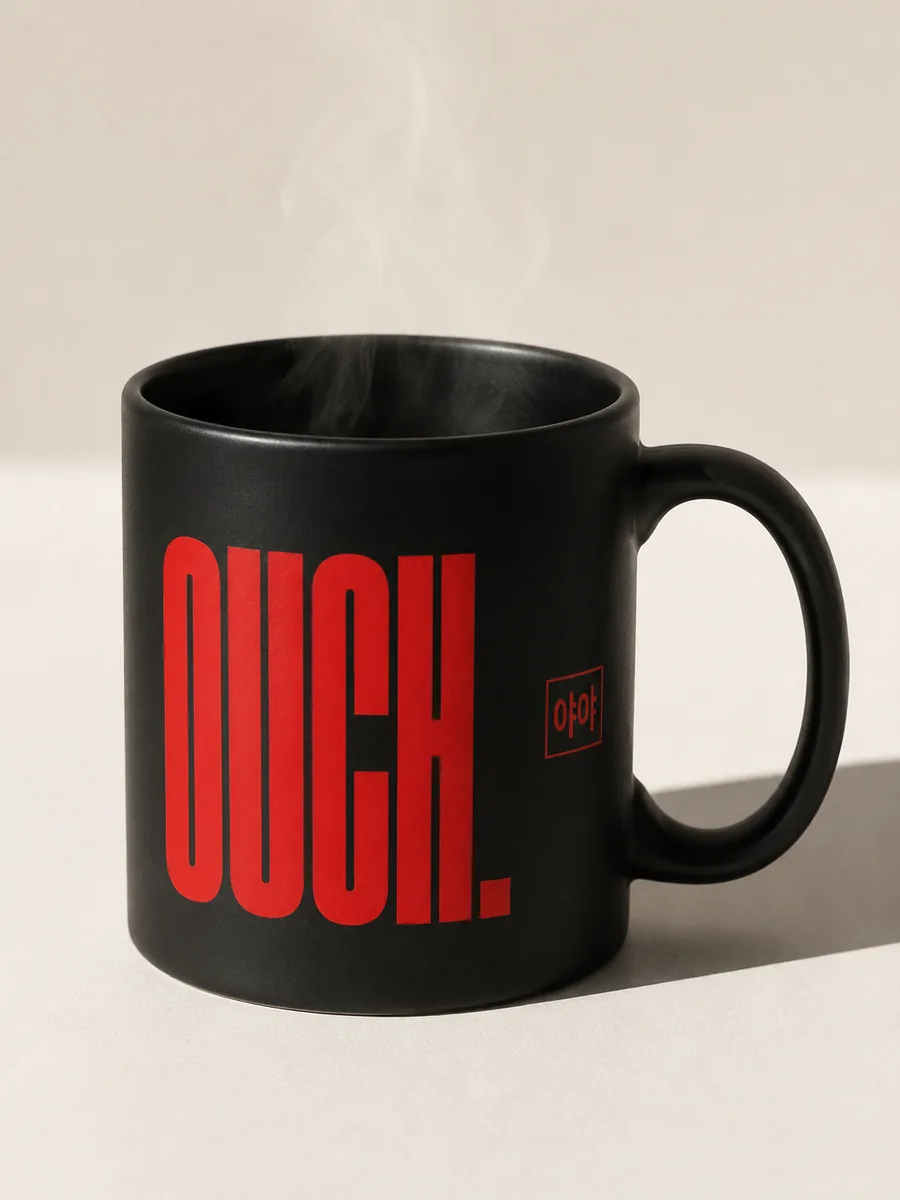 OUCH. Tasse in Mattschwarz mit rotem Logo